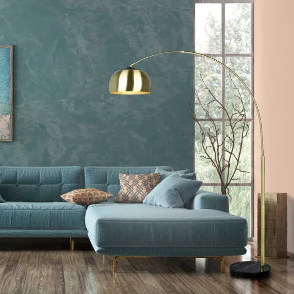 TRIO Argentina podna lampa u mat mesing boji pored sofe u dnevnoj sobi