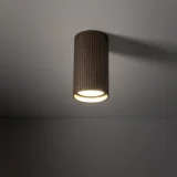 TK Lighting TUNE BROWN S 11027 — prikaz uključene svetiljke na plafonu; boja svetla zavisi od sijalice